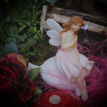 Dekofigur Blütenfee Fee Blumenfee Elfe Kantenhocker auf rosa Blüte
