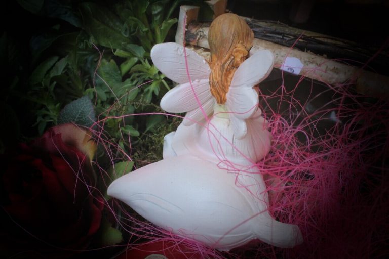 Dekofigur Blütenfee Fee Blumenfee Elfe Kantenhocker auf rosa Blüte