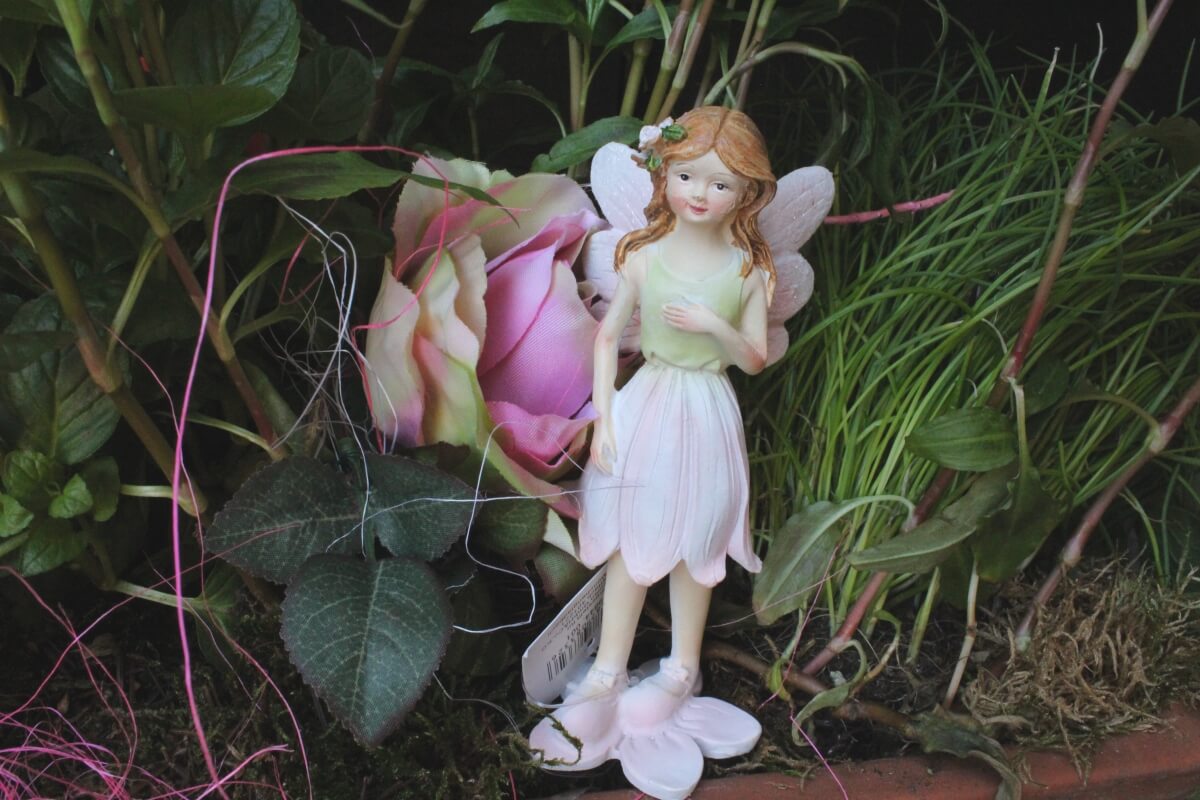 Blumenfee Elfe Stiefmütterchen rosa Blüte Blume Meander Figur Aufhänger 12cm NEU