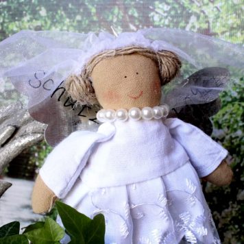 Schutzengel Sarah im Brautkleidchen