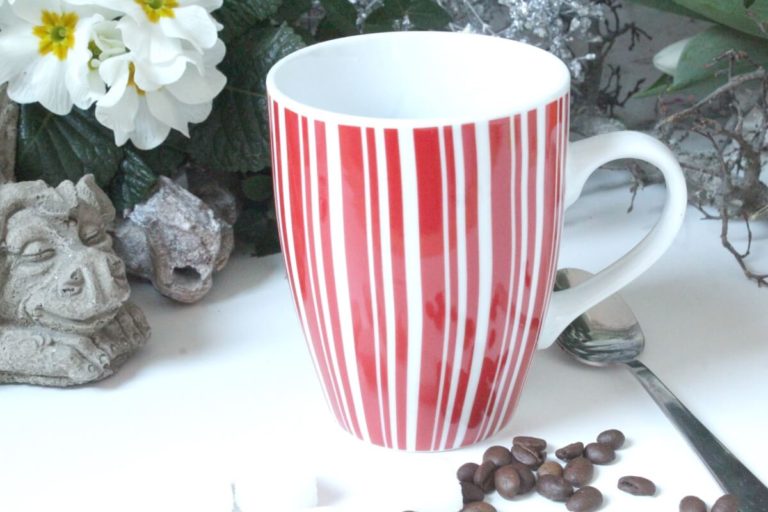 Henkelbecher Kaffeetasse weiss rot gestreift von Wurm
