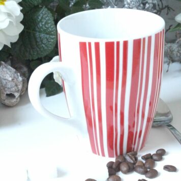 Henkelbecher Kaffeetasse weiss rot gestreift von Wurm