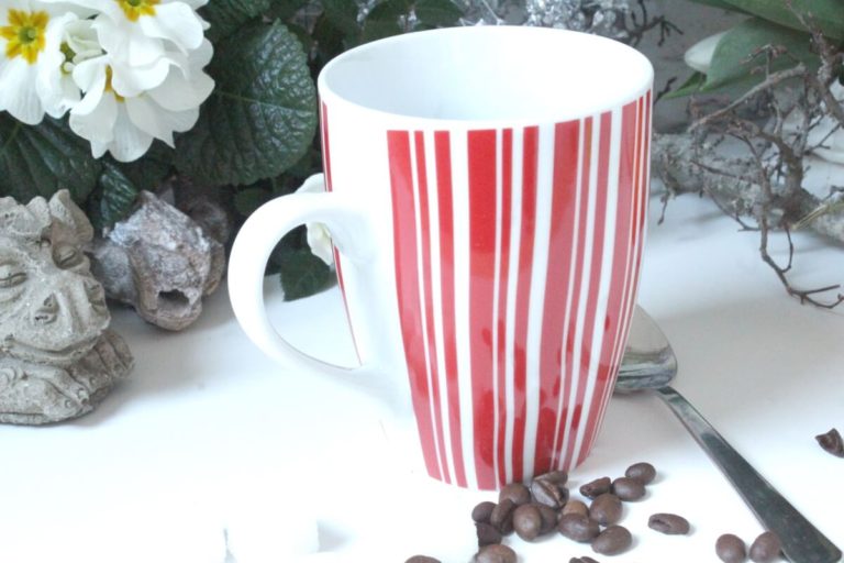 Henkelbecher Kaffeetasse weiss rot gestreift von Wurm