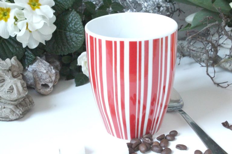 Henkelbecher Kaffeetasse weiss rot gestreift von Wurm