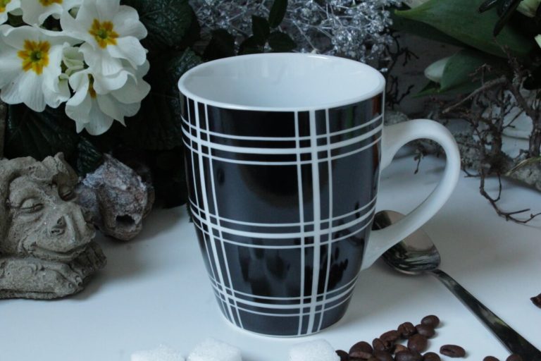 Henkelbecher Kaffeetasse weiss schwarz Karo von Wurm