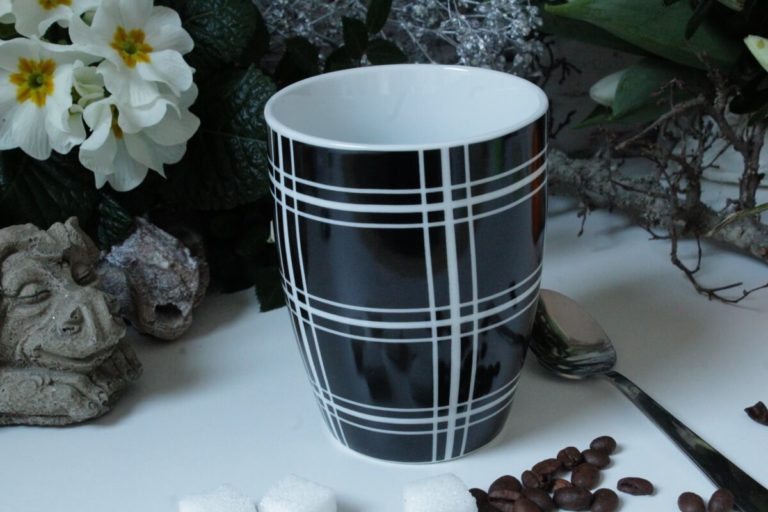 Henkelbecher Kaffeetasse weiss schwarz Karo von Wurm