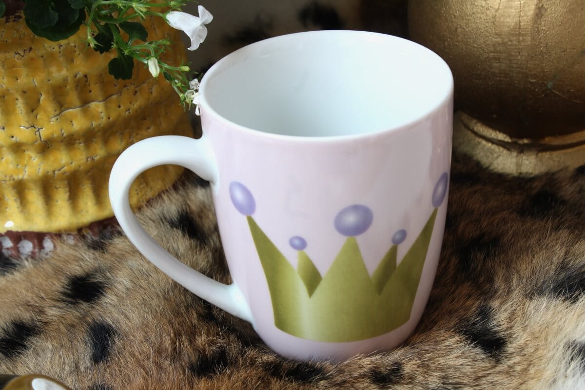Henkelbecher Sprüche Kaffeetasse Rosa Queen Of The Day Elfengarten