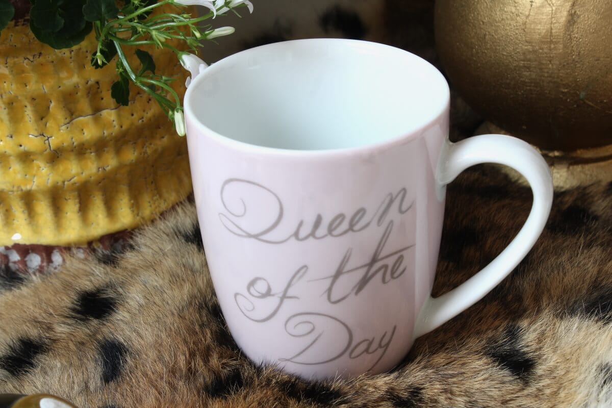 Henkelbecher Sprüche Kaffeetasse Rosa Queen Of The Day Elfengarten