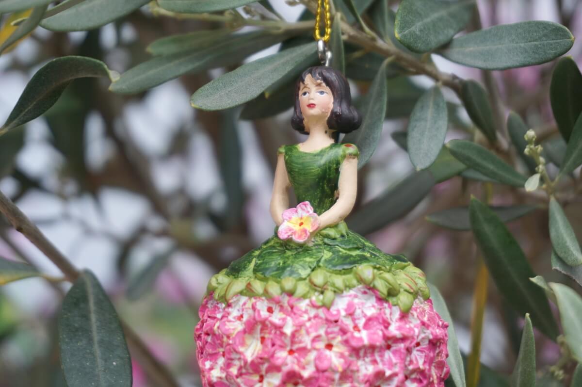 Blumenfee Elfe Stiefmütterchen rosa Blüte Blume Meander Figur Aufhänger 12cm NEU