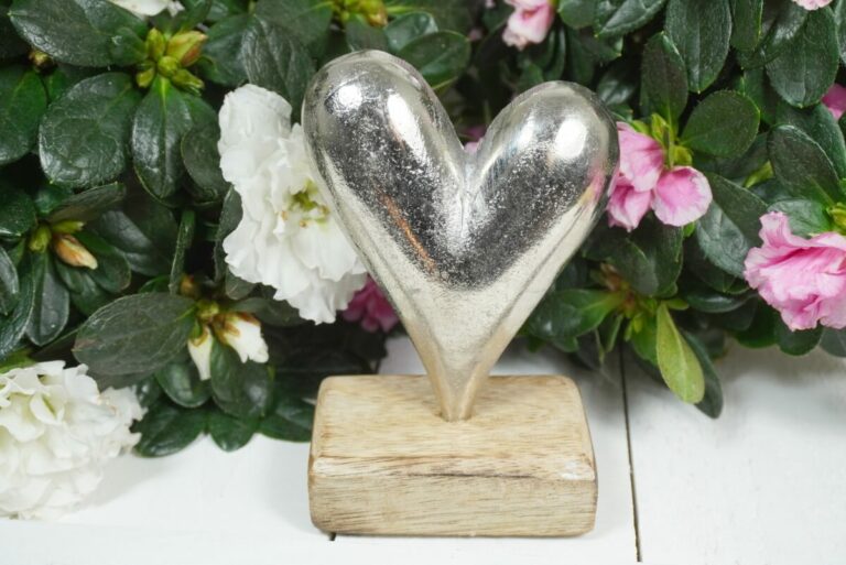 Dekofigur Silber Herz auf Holzsockel