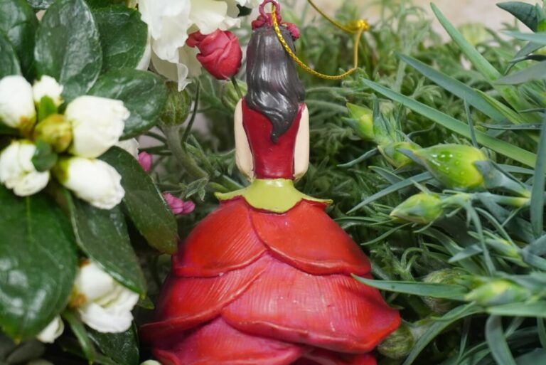 Deko Figur Dekohänger Blumenmädchen Rosenrot