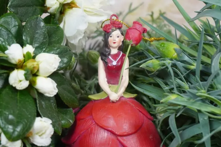 Deko Figur Dekohänger Blumenmädchen Rosenrot