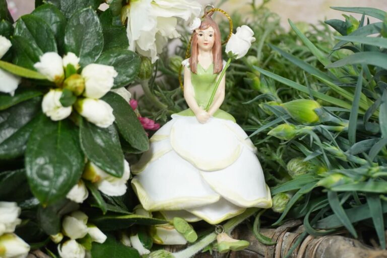 Deko Figur Dekohänger Blumenmädchen White Rose