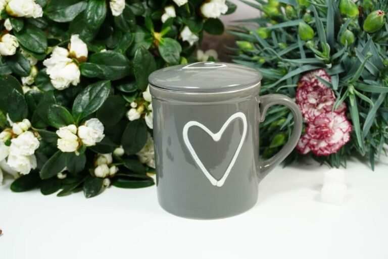 Henkelbecher Teetasse Set mit Deckel & Sieb Grau Herz