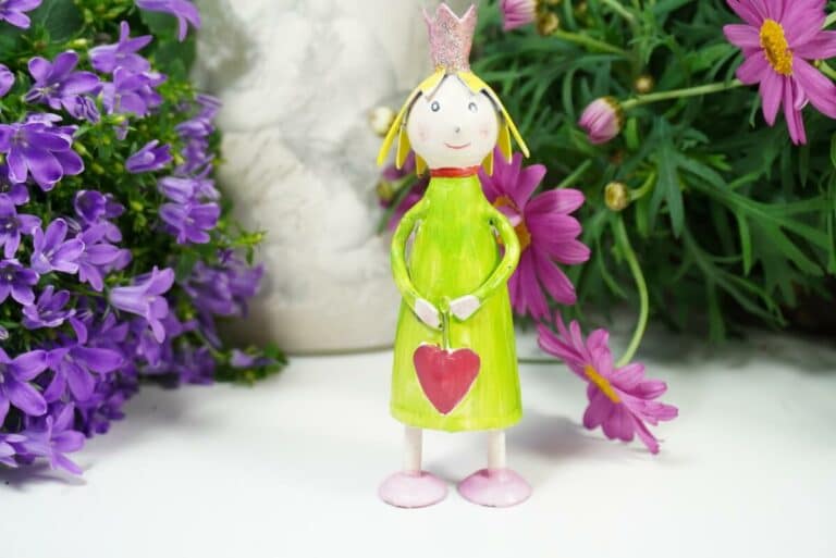 Deko Figur Blechpuppe Prinzessin mit Herz Petit grün