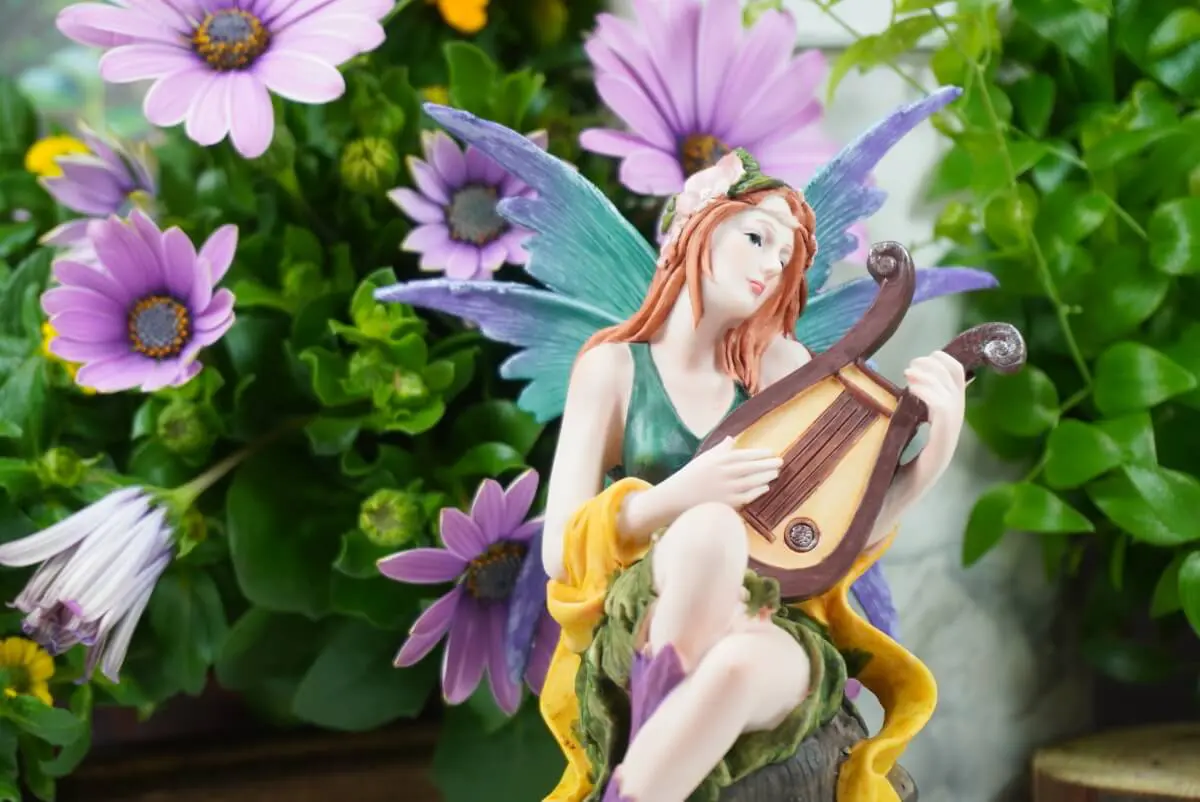 Pixie Jule mit Blume - 13cm - Figur Feengarten Zubehör Garten Deko