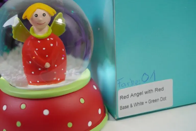 Pape Schneekugel Glimmerkugel Red Angel with Red Base & White & Green Dot