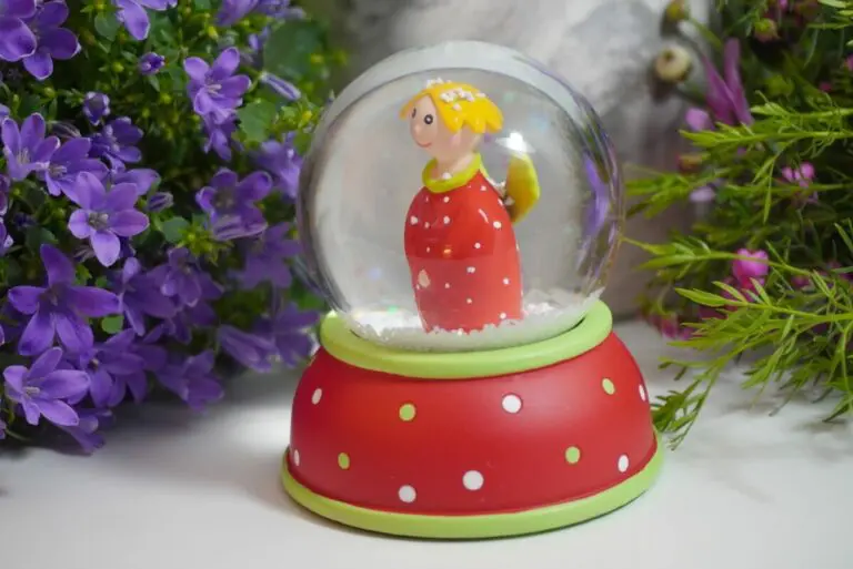 Pape Schneekugel Glimmerkugel Red Angel with Red Base & White & Green Dot