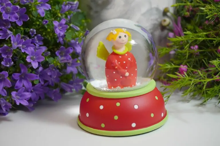 Pape Schneekugel Glimmerkugel Red Angel with Red Base & White & Green Dot