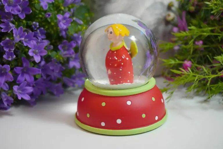 Pape Schneekugel Glimmerkugel Red Angel with Red Base & White & Green Dot