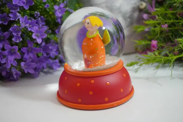 Pape Schneekugel Glimmerkugel Schutzengel Orange Angel with Red Base & Orange Dot