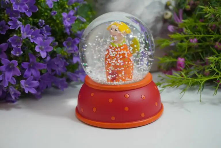 Pape Schneekugel Glimmerkugel Schutzengel Orange Angel with Red Base & Orange Dot