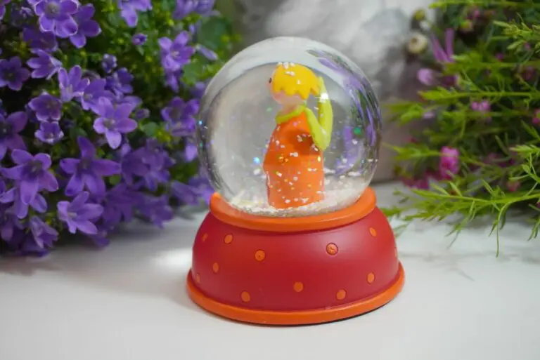 Pape Schneekugel Glimmerkugel Schutzengel Orange Angel with Red Base & Orange Dot