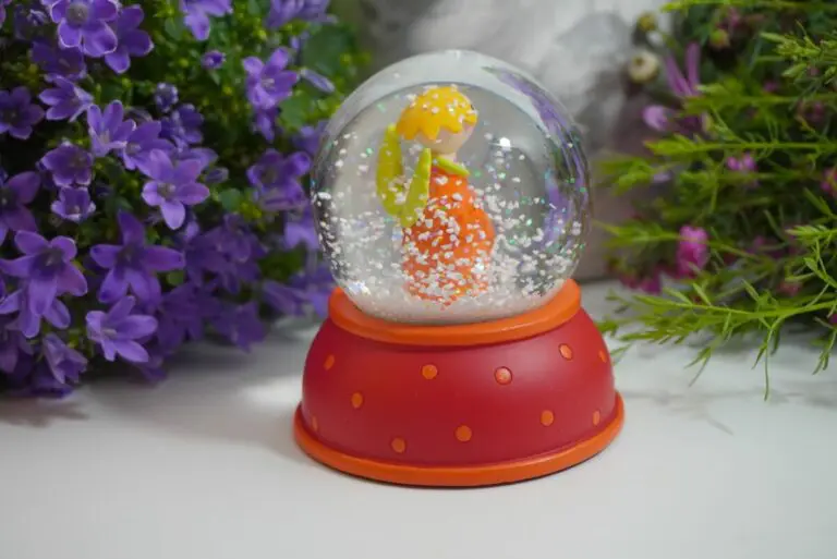 Pape Schneekugel Glimmerkugel Schutzengel Orange Angel with Red Base & Orange Dot