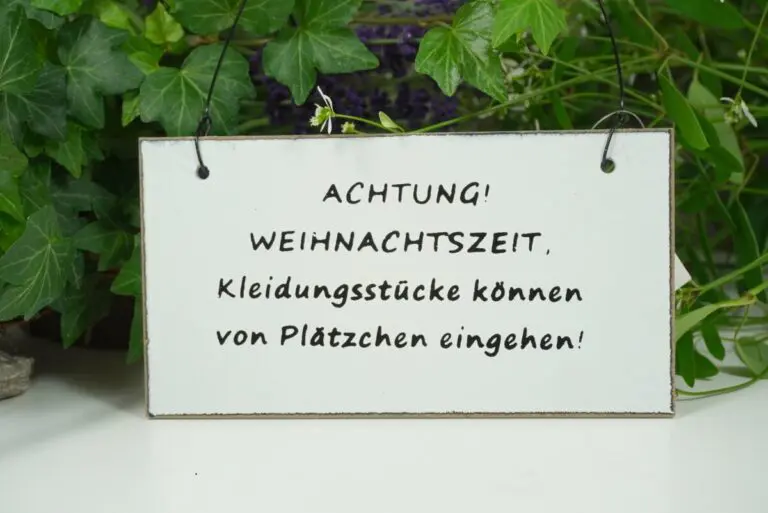 Deko Blechschild Achtung Weihnachtszeit, Kleidungsstücke können von Plätzchen eingehen!