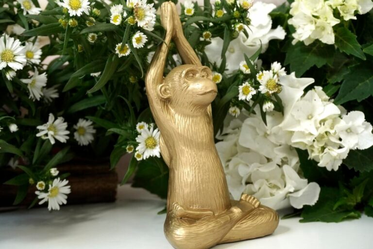 Dekofigur Yogafigur Affe im Sukhasana Sitz Gold