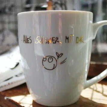 edition Gute Geister Porzellanbecher - Henkelbecher - Sprüche Tasse - Alles schöner mit Dir