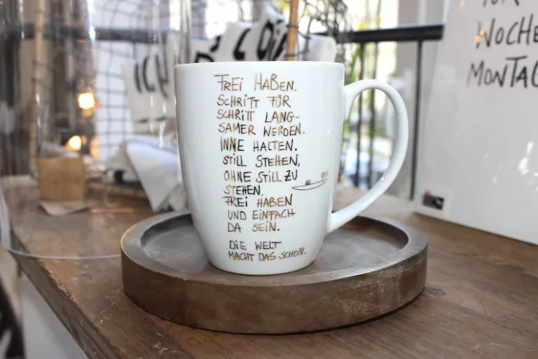 edition Gute Geister Porzellanbecher - Henkelbecher - Sprüche Tasse - Frei Haben.
