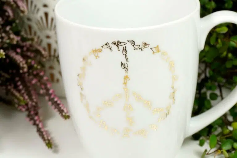 edition Gute Geister Porzellanbecher - Henkelbecher - Sprüche Tasse - Love & Peace
