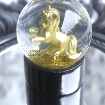 Schneekugel Glimmerkugel Einhorn Gold
