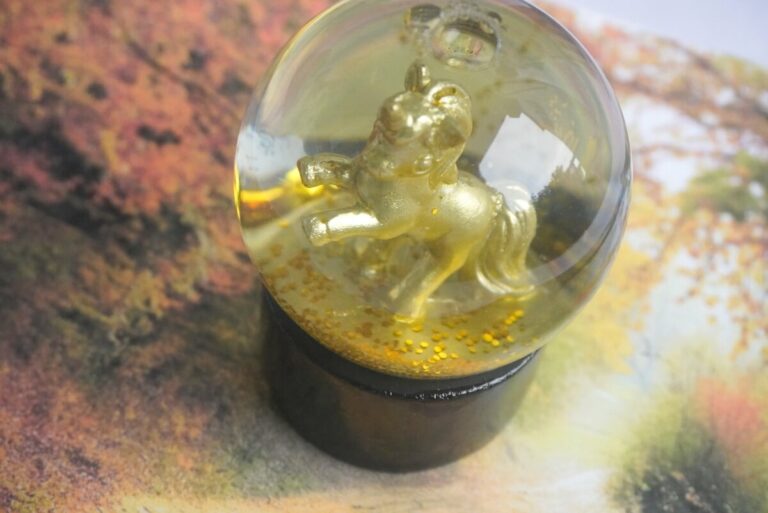 Schneekugel Glimmerkugel Einhorn Gold