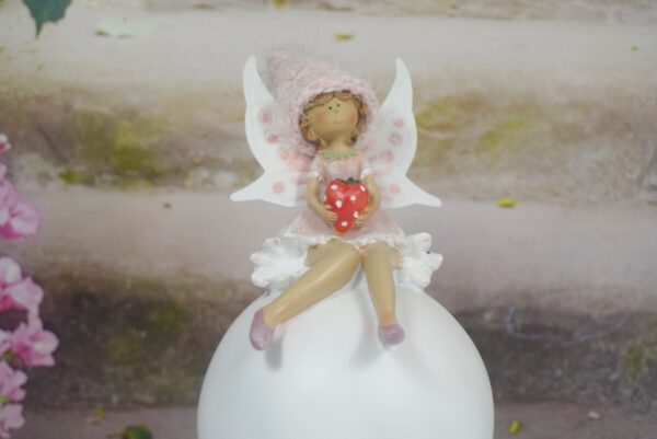 Dekofigur Blumenmädchen Fee Elfe auf Kugel mit Erdbeere