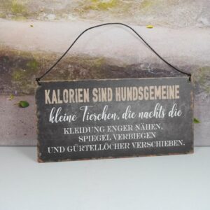 Deko Blechschild Kalorien Sind Hundsgemeine kleine Tierchen, die nachts die Kleidung Enger Nähen, Spiegel Verbiegen und Gürtellöcher Verschieben