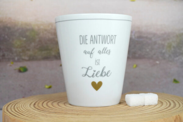 Krasilnikoff Kaffeebecher Mug Die Antwort auf alles ist Liebe