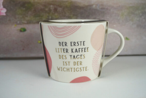 Grafik Werkstatt Kaffeebecher Der Erste Liter Kaffee Des Tages Ist Der Wichtigste