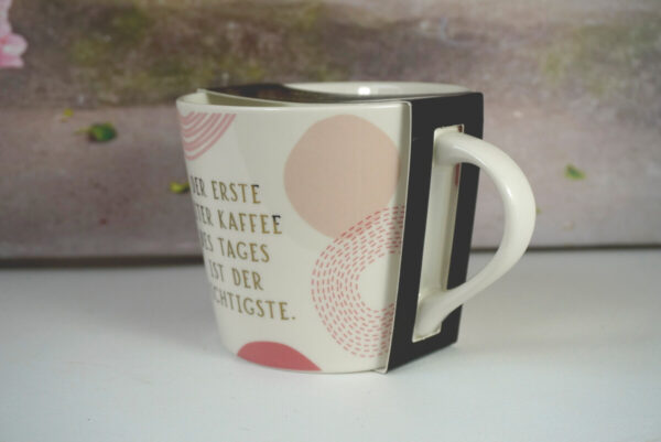 Grafik Werkstatt Kaffeebecher Der Erste Liter Kaffee Des Tages Ist Der Wichtigste