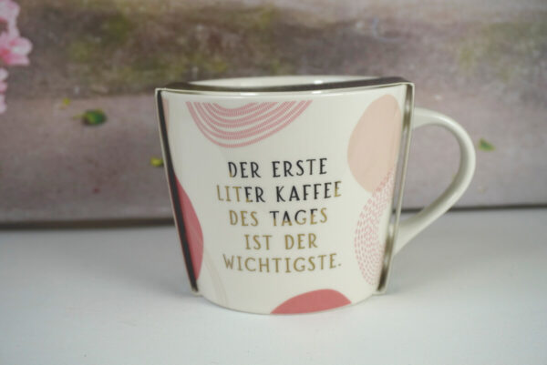 Grafik Werkstatt Kaffeebecher Der Erste Liter Kaffee Des Tages Ist Der Wichtigste