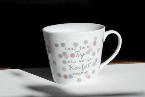 Krasilnikoff Kaffeebecher Kaffeetasse Sprüche Tasse Mug Cup Lass jeden Tag ein wenig Konfetti regnen