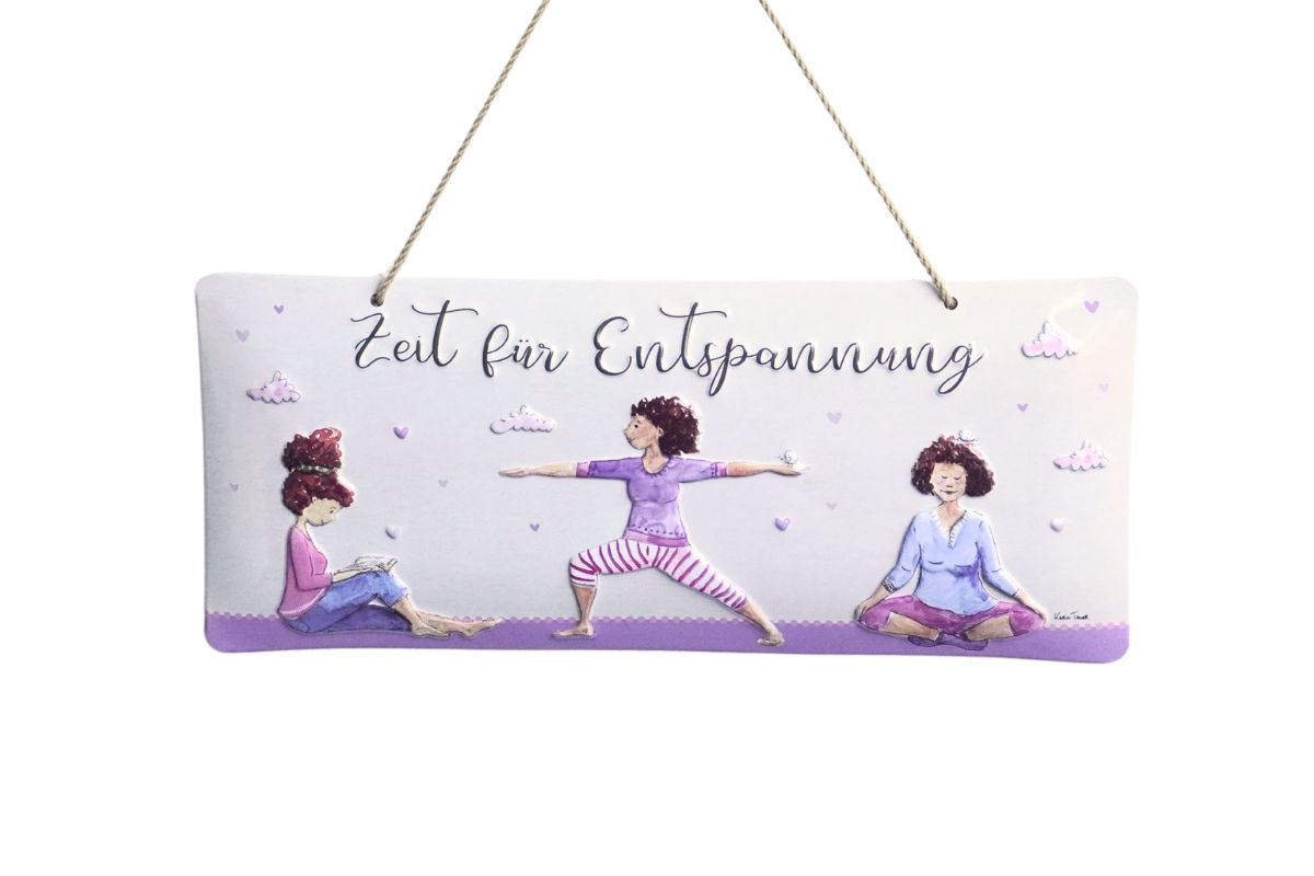 Dekoschild mit Aufhänger „Zeit für Entspannung“ – Yoga-Dekoration Illustration von Karin Tauer